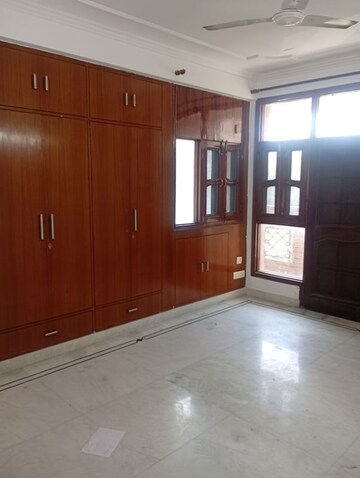 Room in 4 BHK Apartment at Sector 12 Dwarka – for Rent
