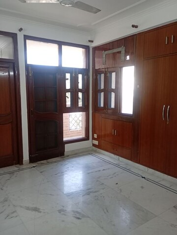 Room in 4 BHK Apartment at Sector 12 Dwarka – for Rent
