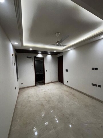 Room in 4 BHK Apartment at Vasant Kunj – for Sale
