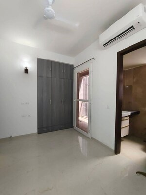 Room in 3 BHK Apartment at Smart World Orchard, Sector 61 – for Rent