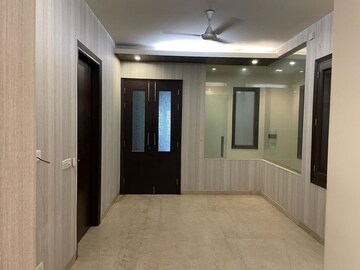 Room in 4 BHK Builder Floor at Panchsheel Park – for Rent