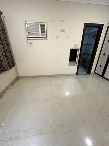 Room in 3 BHK Apartment at Raheja Sherwood, Goregaon East – for Rent