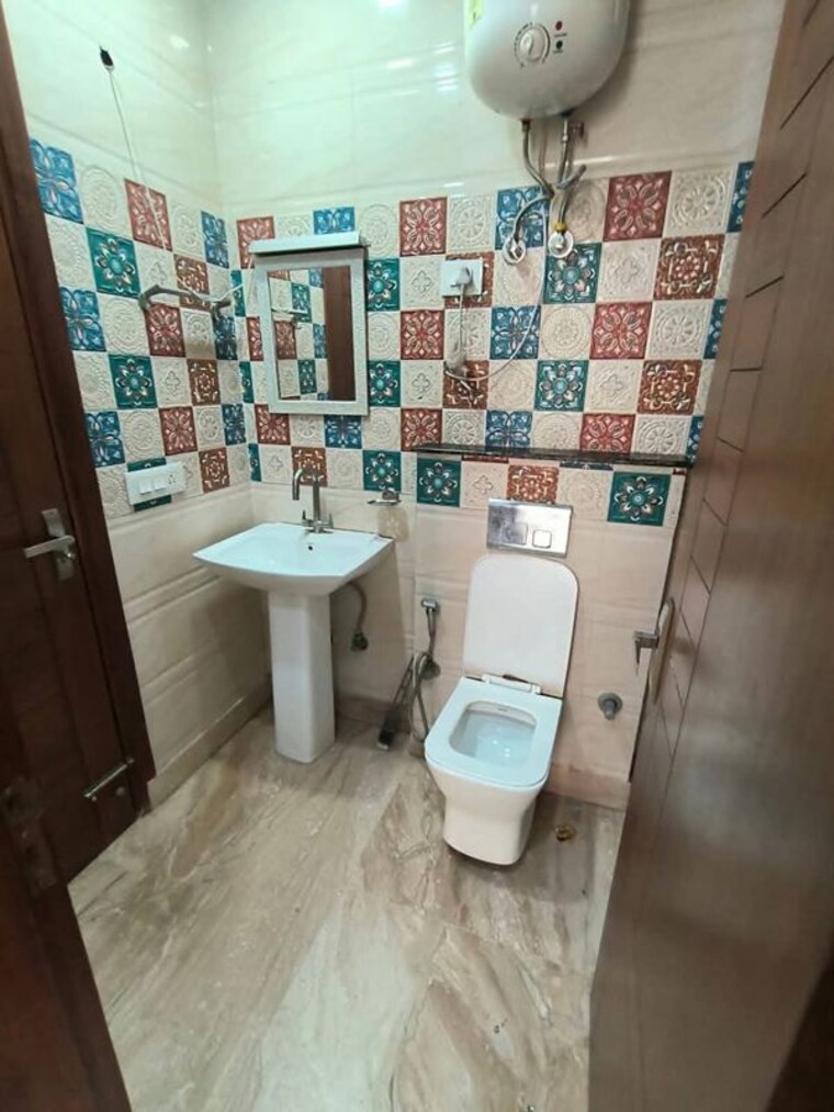 Bathroom, saket 3 Bedroom 1800 Sq.Ft. Builder Floor In Saket Delhi 9988678