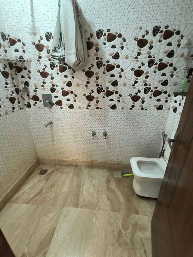 Bathroom, saket 3 Bedroom 1800 Sq.Ft. Builder Floor In Saket Delhi 9988678