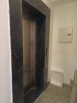 Building Lobby in 3 BHK Builder Floor at DLF City Phase IV, Dlf Phase iv – for Rent