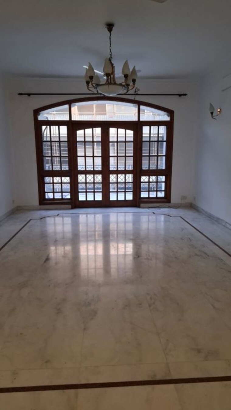 Room, chanakyapuri 4 Bedroom 750 Sq.Yd. Builder Floor In Chanakyapuri Delhi 9989487