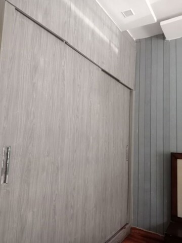 Room in 4 BHK Apartment at Vip Road – for Sale