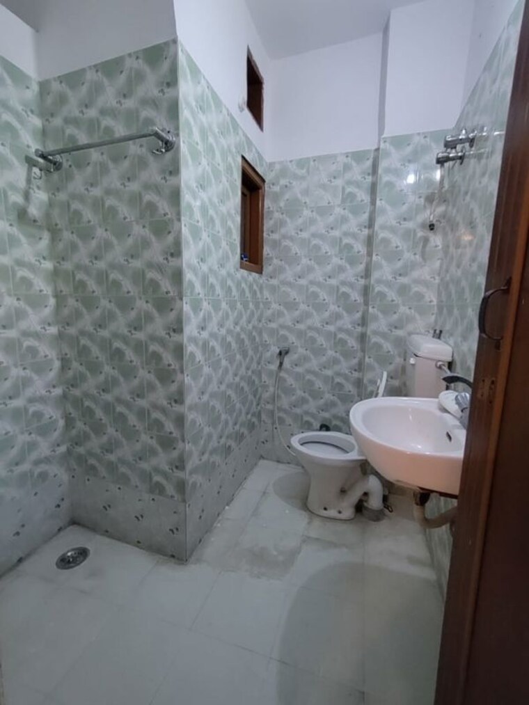 Bathroom, chhajjupur 2 Bedroom 960 Sq.Ft. Builder Floor In Chhajjupur Delhi 9989756