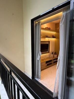 Balcony in 3 BHK Builder Floor at DLF City Phase IV, Dlf Phase iv – for Rent