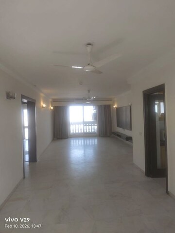 Room in 3 BHK Builder Floor at DLF City Phase IV, Dlf Phase iv – for Rent