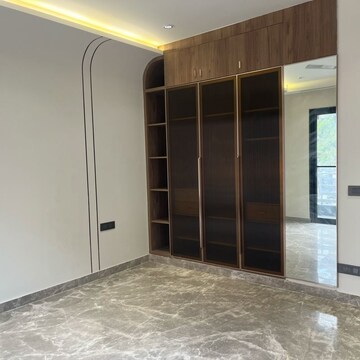 Room in 4 BHK Builder Floor at Unitech South City II, South City 2 – for Rent