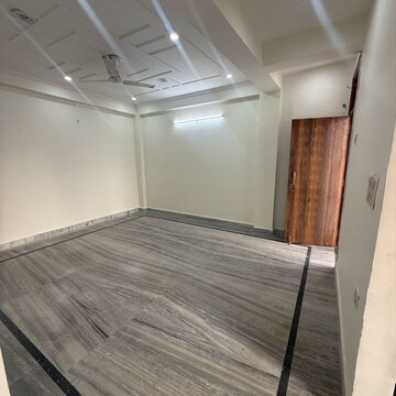 Room in 2.5 BHK Builder Floor at Sector 63a – for Rent