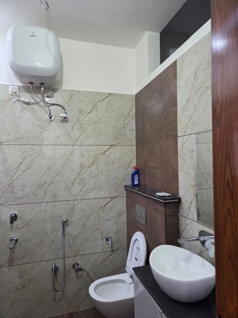 Bathroom, maya-green-lotus-saksham 3 Bedroom 1700 Sq.Ft. Apartment In International Airport Road Zirakpur 9991104