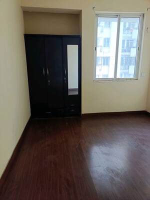 Room in 2 BHK Apartment at Jaypee Greens Kensington Park Apartment Heights, Sector 133 – for Rent