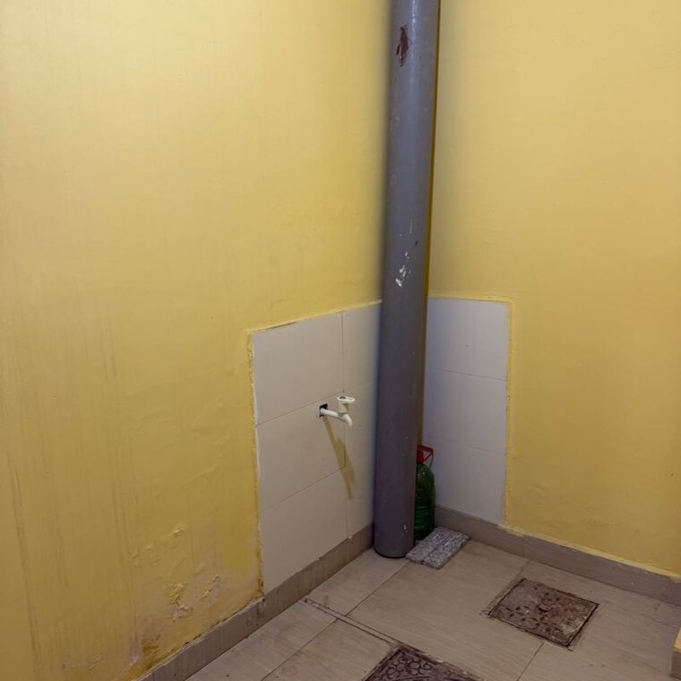 Room, sector 63a 1.5 Bedroom 500 Sq.Ft. Builder Floor In Sector 63a Noida 9991405