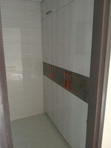 Room in 3.5 BHK Apartment at Omaxe R2, Gomti Nagar – for Rent