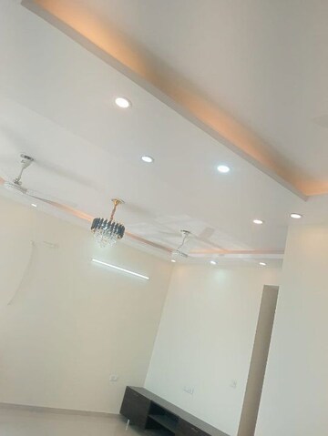 Room in 3.5 BHK Apartment at Omaxe R2, Gomti Nagar – for Rent