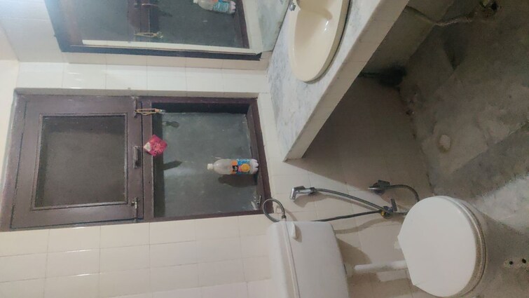 Bathroom, kalkaji 2 Bedroom 100 Sq.Yd. Builder Floor In Kalkaji Delhi 9991472