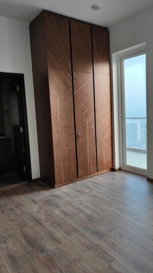 Room in 5 BHK Apartment at Mahindra Luminare, Sector 59 – for Rent