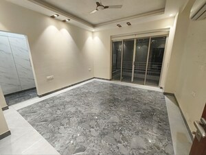 Room in 3.5 BHK Apartment at Parsvnath Exotica, Sector 53 – for Rent