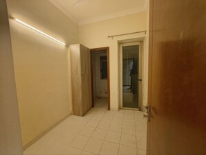 Room in 3.5 BHK Apartment at Parsvnath Exotica, Sector 53 – for Rent