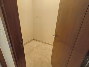 Room in 3.5 BHK Apartment at Parsvnath Exotica, Sector 53 – for Rent