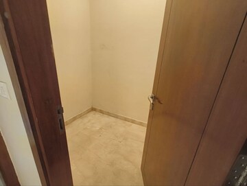 Room in 3.5 BHK Apartment at Parsvnath Exotica, Sector 53 – for Rent