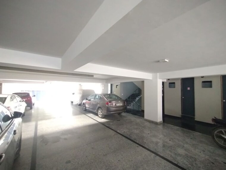  Parking, south extension i 1 Bedroom 200 Sq.Ft. Apartment In South Extension I Delhi 9991944