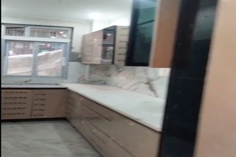 Kitchen, sainik colony 3 Bedroom 156 Sq.Yd. Builder Floor In Sainik Colony Faridabad 9992001
