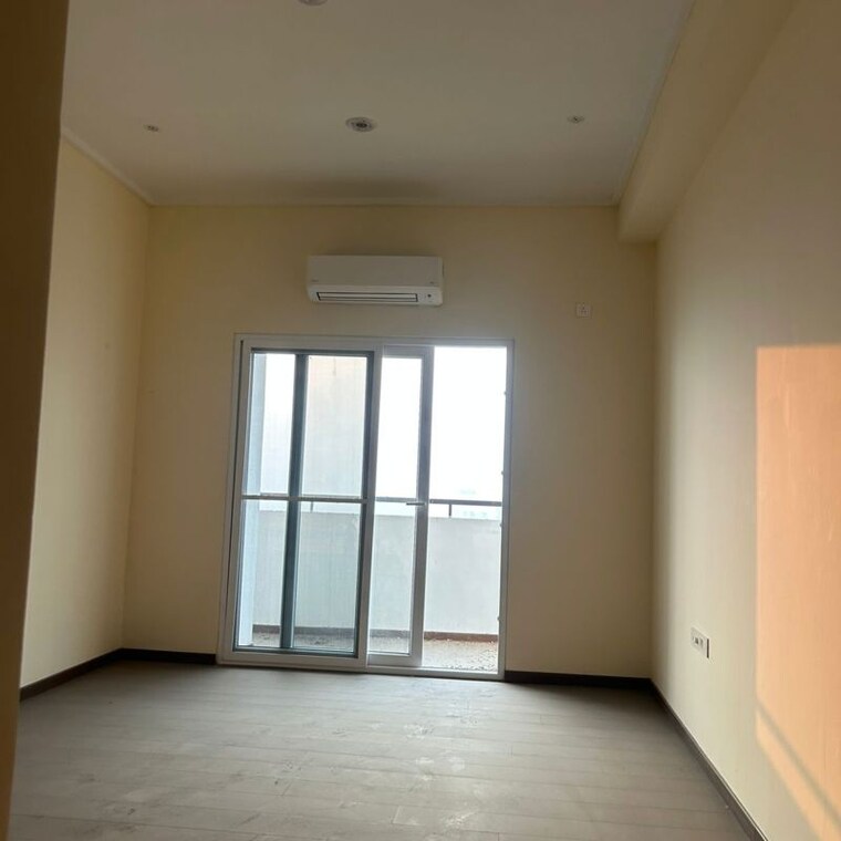 Room, wave-one Commercial Shop 1000 Sq.Ft. In Sector 18 Noida 9992038