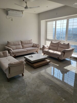 Living Room in 4 BHK Apartment at Laxman Nagar – for Rent