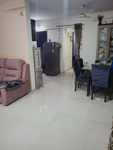 Living Room in 4 BHK Apartment at Laxman Nagar – for Rent