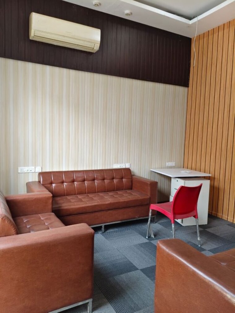 Living Room, sector 63 Commercial Office Space 2700 Sq.Ft. In Sector 63 Noida 9992698