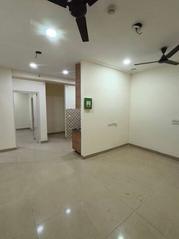 Room in 2 BHK Apartment at Gaur City 7th Avenue, Sector 4 Greater Noida – for Rent