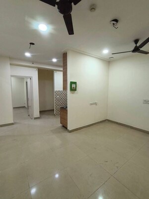 Room in 3 BHK Apartment at Gaur City 2 - 12th Avenue, Sector 16c Greater Noida – for Rent