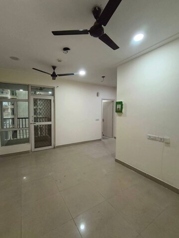 Room in 3 BHK Apartment at Gaur City 2 - 12th Avenue, Sector 16c Greater Noida – for Rent