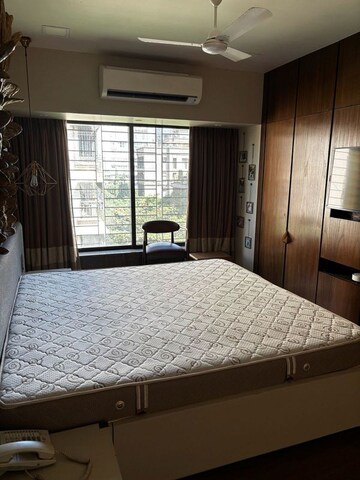 Bedroom in 2 BHK Apartment at Khar West – for Rent