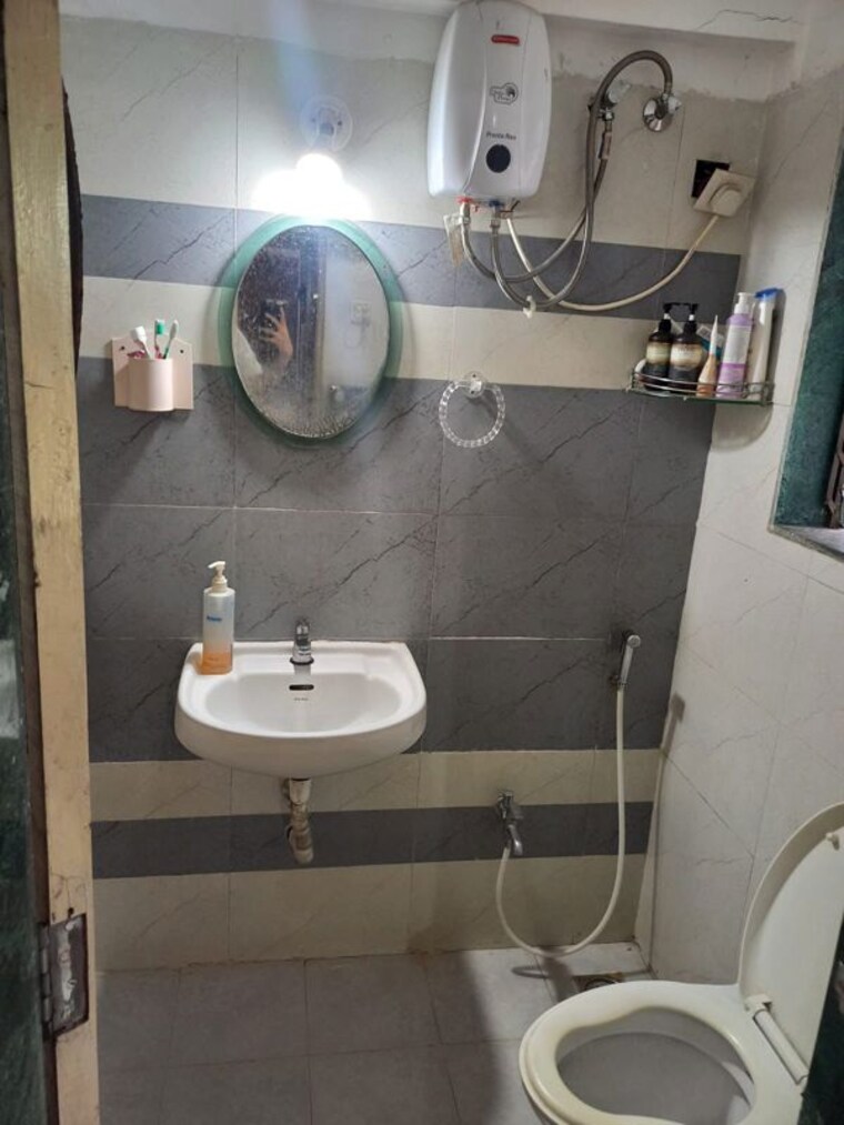 Bathroom, om-sai-plaza 2 Bedroom 600 Sq.Ft. Apartment In Ghodbunder Road Thane 9992998