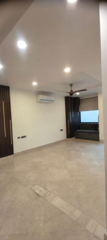 Room in 3 BHK Builder Floor at Greater Kailash I – for Rent