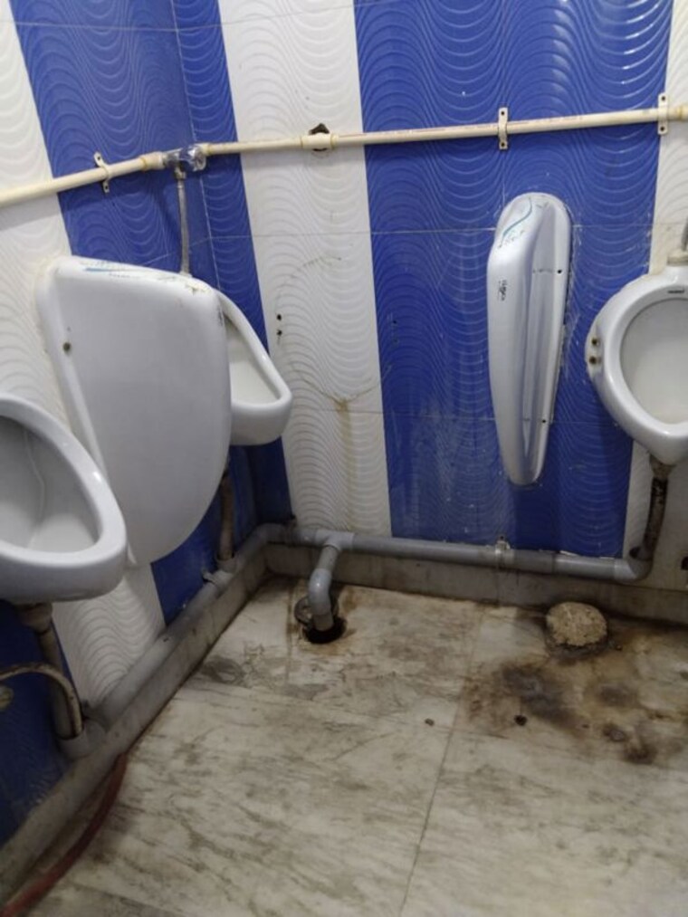 Bathroom, gautam nagar Commercial Office Space 1800 Sq.Ft. In Gautam Nagar Delhi 9992973