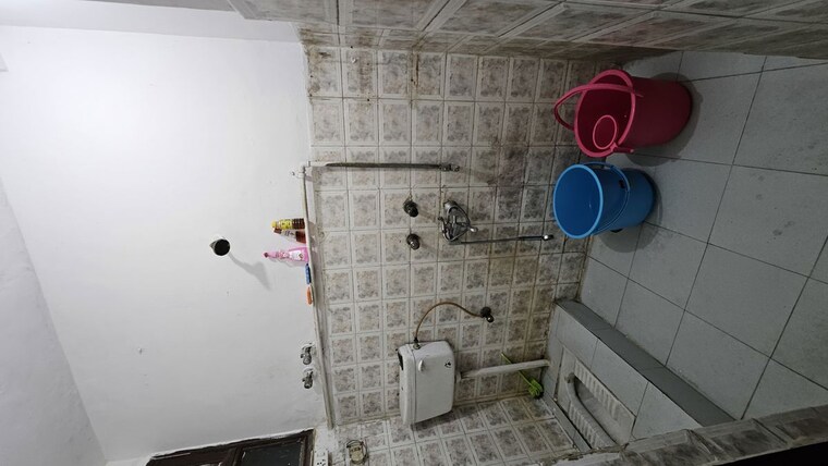 Bathroom, dilshad colony 1 Bedroom 450 Sq.Ft. Apartment In Dilshad Colony Delhi 9993126