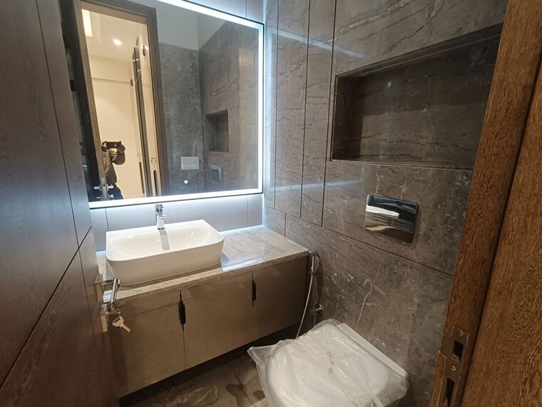 Attached Bathroom, green park 3 Bedroom 200 Sq.Yd. Builder Floor In Green Park Delhi 9993127