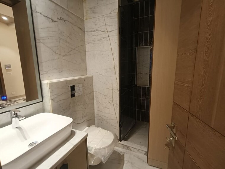 Attached Bathroom, green park 3 Bedroom 200 Sq.Yd. Builder Floor In Green Park Delhi 9993127