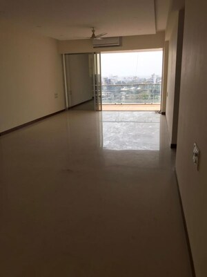 Master Bedroom in 3.5 BHK Apartment at Juhu – for Rent