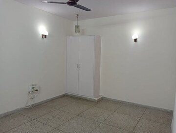 Room in 2 BHK Builder Floor at Defence Colony – for Rent