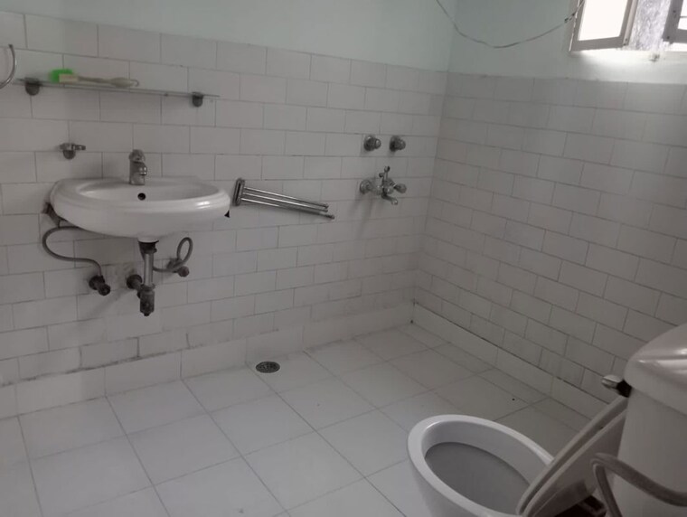 Bathroom, defence colony 2 Bedroom 1953 Sq.Ft. Builder Floor In Defence Colony Delhi 9993570