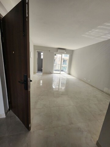 Room in 3.5 BHK Apartment at Signature Global City, Sector 37d – for Sale