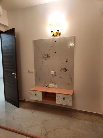 Room in 3 BHK Apartment at Smart World Orchard, Sector 61 – for Rent