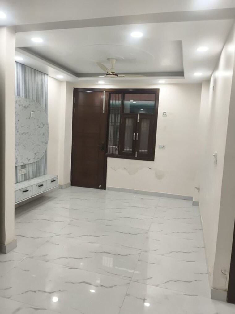 Room, kalkaji 3 Bedroom 200 Sq.Yd. Apartment In Kalkaji Delhi 9994063