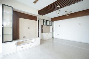 Room in 3 BHK Apartment at Piramal Aranya, Byculla – for Rent